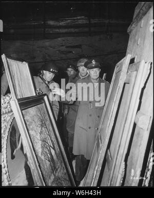 Le général Dwight D. Eisenhower, Commandant suprême des forces alliées, accompagné du général Omar N. Bradley, et le Lieutenant-général George S. Patton, Jr., inspecte les trésors d'art volés par les Allemands et cachés dans la mine de sel en Allemagne. ; notes générales : utilisation de la guerre et des conflits Nombre 1099 lors de la commande d'une reproduction ou demande d'informations sur cette image. Banque D'Images