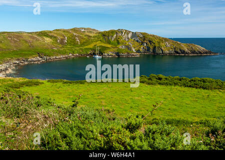 Voilier amarré dans une baie paisible le long de la côte de l'Irlande, Irlande Banque D'Images