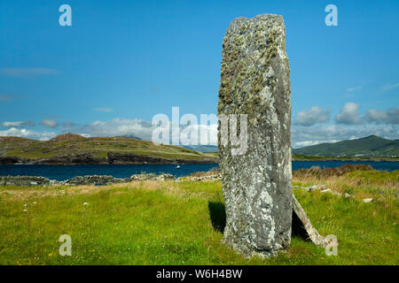 Une grande structure en pierre sur la pelouse le long de la côte d'Iveragh, l'Anneau du Kerry, Skellig Ring, façon sauvage de l'Atlantique Banque D'Images