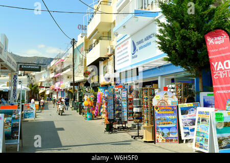 Les touristes shopping dans le port de Paphos, Chypre Banque D'Images