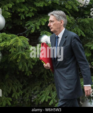 Downing Street, London, UK. 8 Décembre, 2015. Secrétaire des affaires étrangères Philip Hammond quitte Downing Street cet après-midi. Banque D'Images