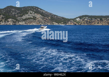 Motor Yacht faire excès de mousse des vagues dans l'eau bleue de la Méditerranée sur une journée ensoleillée à Mallorca, Espagne. Banque D'Images