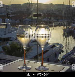 Deux verres flûte à champagne au coucher du soleil par l'eau sous le soleil de Majorque, Espagne. romantique Banque D'Images