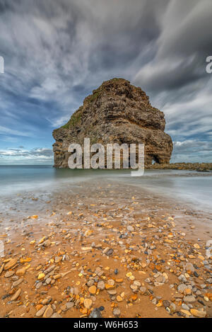 Marsden Rock, un de 100 pieds (30 mètres) de la pile de la mer au large de la côte nord-est de l'Angleterre, situé à Marsden, South Shields Banque D'Images