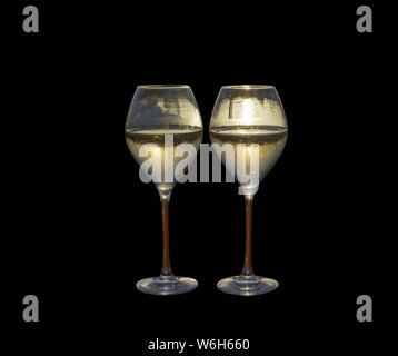 Deux verres flûte à champagne au coucher du soleil par l'eau sous le soleil de Majorque, Espagne. romantique Banque D'Images