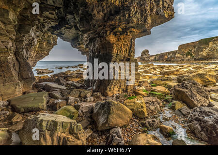 L'intérieur Marsden Rock, un de 100 pieds (30 mètres) de la pile de la mer au large de la côte nord-est de l'Angleterre, situé à Marsden, South Shields Banque D'Images