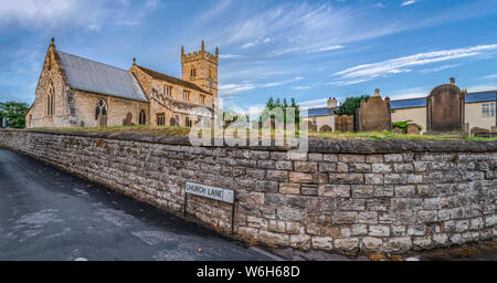 Église Saint-Wilfrid dans le village de Monk Fryston, dans le Yorkshire du Nord.L'église date en grande partie du XIIIe siècle, bien que le portio... Banque D'Images