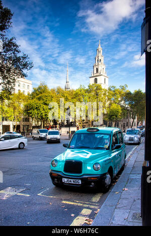 Transport emblématiques de Londres en route très fréquentée Banque D'Images