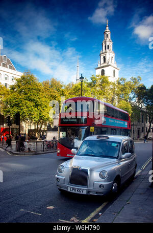 Transport emblématiques de Londres en route très fréquentée Banque D'Images