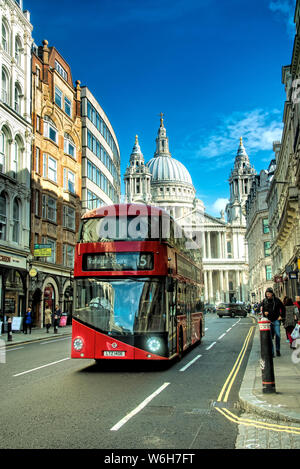 London bus rouge près de l'emblématique Cathédrale St Paul au cours d'après-midi Banque D'Images