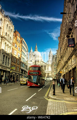 London bus rouge près de l'emblématique Cathédrale St Paul au cours d'après-midi Banque D'Images