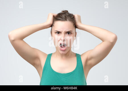 Femme en colère furieuse hurlant de rage et de frustration Banque D'Images