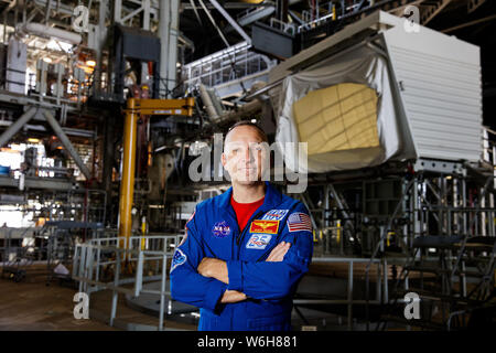 L'astronaute de la NASA Randy Bresnik pose pour un portrait de porter la combinaison de vol bleu en-avant du bras d'accès de l'équipage du lanceur mobile à l'intérieur de l'Édifice de l'Assemblée du véhicule au Centre spatial Kennedy le 25 juin 2019 à Cap Canaveral, en Floride. Banque D'Images