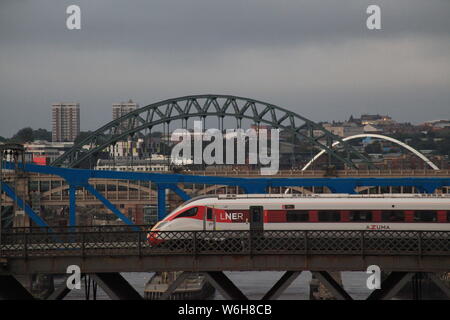 Newcastle Upon Tyne, au Royaume-Uni. 1er août 2019. AZUMA LNER Flying Scotsman service de trains de voyageurs traversant le pont King Edward sur la rivière Tyne, le Crédit : DavidWhinham/Alamy Crédit : David Whinham/Alamy Live News Banque D'Images