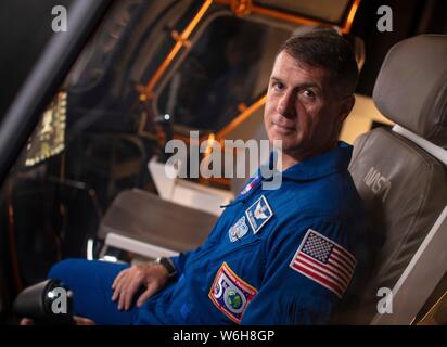 L'astronaute de la NASA Shane Kimbrough pose pour un portrait portant une combinaison de vol bleu dans le véhicule d'exploration spatiale, au Johnson Space Center, le 9 juillet 2019 à Houston, Texas. Banque D'Images