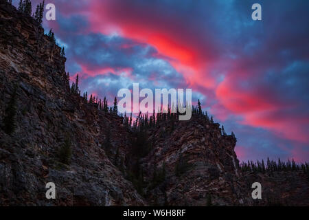 Le coucher du soleil se déroule au lever du soleil début juin, juste en dessous du cercle arctique sur la rivière Charley, Alaska, États-Unis d'Amérique Banque D'Images
