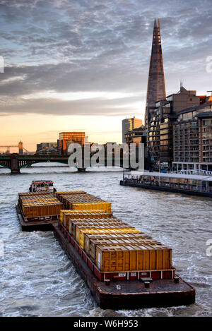 Bateau remorqueur chaland de charge de traction à Thames River au cours de soir Banque D'Images