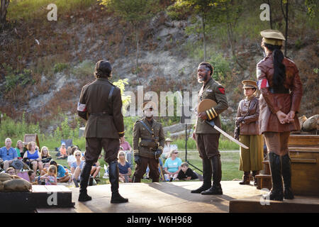 Kalispell, Montana, USA. 31 juillet, 2019. Montana Shakespeare dans le parc présente Henry IV, partie 1 dans la région de Woodland Park Kalispell, Montana. C'est la 47e saison du programme de sensibilisation théâtrale de Montana State University Bozeman. Acteur NATHAN RAMSEY, Centre, joue un officier britannique. Meireis Crédit : Kent/ZUMA/Alamy Fil Live News Banque D'Images