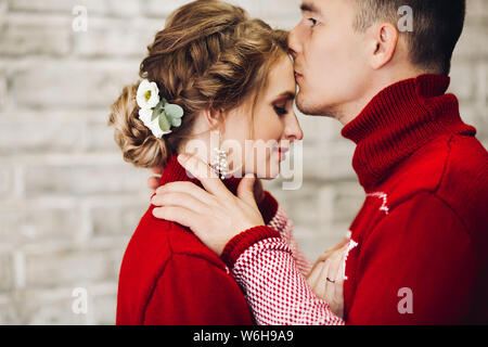 La sensualité couple pulls s'amuser ensemble, pour célébrer la nouvelle année. Banque D'Images