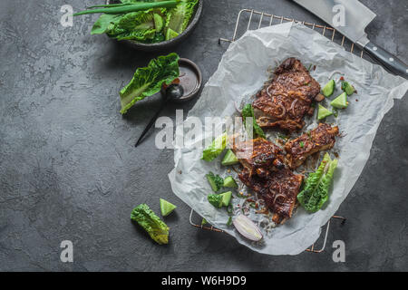 Côtes de porc épicées grillées avec espace verts, ccopy Banque D'Images