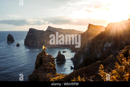 Billet d'homme seul sur la falaise de pointe se díva na oceán, Aventure randonnée extrême style paysage coucher de soleil vacances au Portugal, Madère Banque D'Images