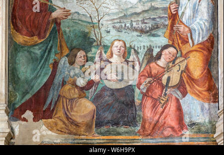 La fresque des anges avec les instruments de musique par Bonino da Campione en l'église de l'Eremitani comme le détail de le tombeau de Umberto da Carrara. P Banque D'Images