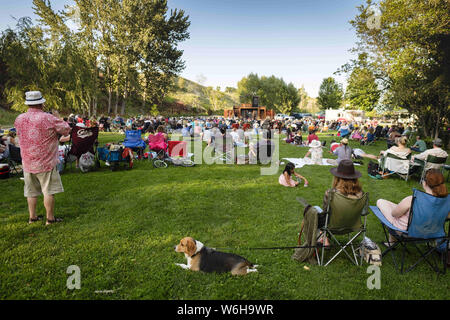 Kalispell, Montana, USA. 31 juillet, 2019. Montana Shakespeare dans le parc présente Henry IV, partie 1 dans la région de Woodland Park Kalispell, Montana. C'est la 47e saison du programme de sensibilisation théâtrale de Montana State University Bozeman. Beaucoup de familles et même quelques chiens ont assisté à la performance. Meireis Crédit : Kent/ZUMA/Alamy Fil Live News Banque D'Images