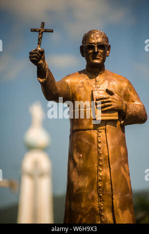 San Salvador, El Salvador. 2 Août, 2019. Une statue de Saint Oscar Romero se trouve en face d'un monument à la ''Divine Sauveur' Credit : Camilo Freedman/ZUMA/Alamy Fil Live News Banque D'Images