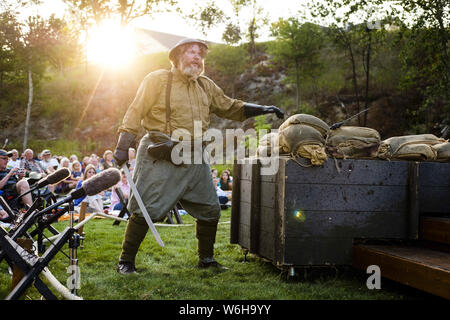 Kalispell, Montana, USA. 31 juillet, 2019. Montana Shakespeare dans le parc présente Henry IV, partie 1 dans la région de Woodland Park Kalispell, Montana. C'est la 47e saison du programme de sensibilisation théâtrale de Montana State University Bozeman. Acteur STEVE PEBLES joue la Première Guerre mondiale, soldat. Meireis Crédit : Kent/ZUMA/Alamy Fil Live News Banque D'Images