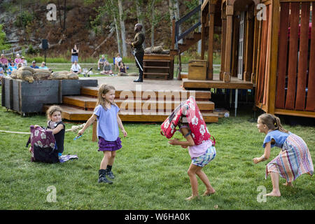 Kalispell, Montana, USA. 31 juillet, 2019. Montana Shakespeare dans le parc présente Henry IV, partie 1 dans la région de Woodland Park Kalispell, Montana. C'est la 47e saison du programme de sensibilisation théâtrale de Montana State University Bozeman. Les enfants jouent autour à la fin du spectacle. Meireis Crédit : Kent/ZUMA/Alamy Fil Live News Banque D'Images