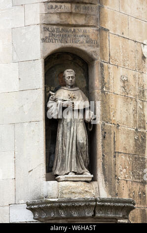 L'une des nombreuses statues de Saint Antoine de Padoue. Italie Banque D'Images