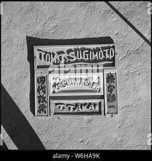 Grenade, Centre de réinstallation, Amache Colorado. La plaque d'identification de lettres en anglais et les caractères japonais . . . ; Portée et contenu : la légende complète pour cette photographie se lit comme suit : Granada Centre de réinstallation, Amache, Colorado. La plaque d'identification de lettres en anglais et en caractères japonais, taillée dans du bois de rebut. Banque D'Images