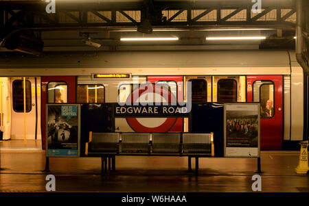 La station de métro Baker Street à Londres avec des gens attendant le train Banque D'Images