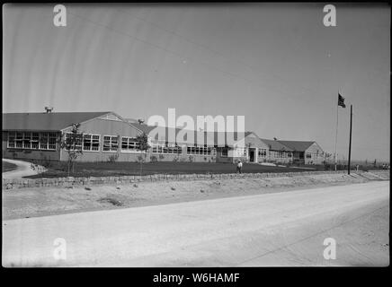 Grenade, Centre de réinstallation, Amache Colorado. L'Amache École secondaire à la recherche vers le fr . . . ; Portée et contenu : la légende complète pour cette photographie se lit comme suit : Granada Centre de réinstallation, Amache, Colorado. L'Amache École secondaire à la recherche vers l'avant depuis le sud et l'ouest. Banque D'Images