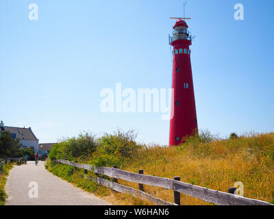 Vue de la tour Nord - le phare dans l'une des îles de Schiermonnikoog Iles frisonnes, sur dune de sable sur fond de ciel bleu. La Hollande. Aux Pays-Bas. Été Banque D'Images