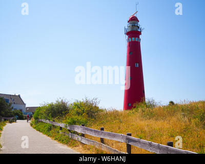 Vue de la tour Nord - le phare dans l'une des îles de Schiermonnikoog Iles frisonnes, sur dune de sable sur fond de ciel bleu. La Hollande. Aux Pays-Bas. Été Banque D'Images