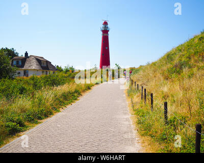 Vue de la tour Nord - le phare dans l'une des îles de Schiermonnikoog Iles frisonnes, sur dune de sable sur fond de ciel bleu. La Hollande. Aux Pays-Bas. Banque D'Images