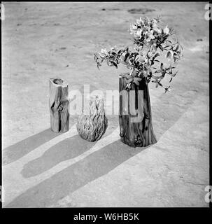 Grenade, Centre de réinstallation, Amache Colorado. Vases en bois sculpté de sections d'arbres locaux-natur . . . ; Portée et contenu : la légende complète pour cette photographie se lit comme suit : Granada Centre de réinstallation, Amache, Colorado. Vases en bois sculpté de sections d'arbres locaux-formations naturelles. Banque D'Images