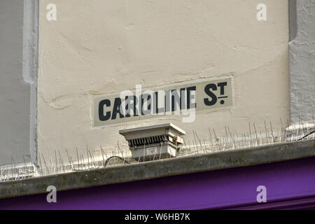 CARDIFF, WALES - Juillet 2019 : la rue signe sur un bâtiment au début de la rue Caroline, bien connu pour l'alimentation de nuit à Cardiff Banque D'Images
