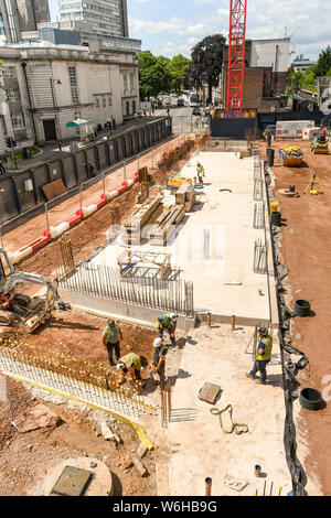 CARDIFF, WALES - Juillet 2019 : travail d'acier seront portées pour les fondations en béton armé sur le site d'un nouveau bâtiment pour l'Université de Cardiff. Banque D'Images