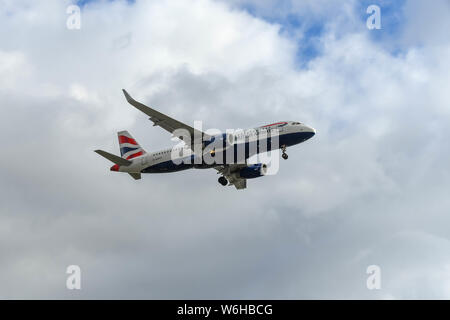 De l'aéroport Heathrow de Londres - Mars 2019 : Airbus A320 exploité par British Airways jet arrivant sur la terre à l'aéroport Heathrow de Londres. Banque D'Images