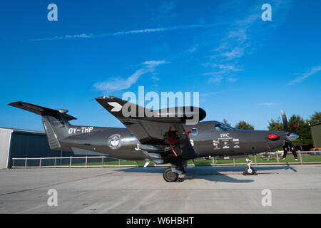 Chichester, UK. 1er août 2019. Spitfire Silver Support Aircraft (PC-12 à GOODWOOD AÉRODROME CHICHESTER vous attend pour couple -jusqu'à dimanche avec l'argent Spitfire Mk 1X, maintenant en Duxford, d'accompagner, avec une escorte de deux typhons de la RAF et de la tête de l'Ecosse lundi prochain, pour commencer ses tournées dans le monde plus de 30 pays et couvrant 27 000 kilomètres . GaryBlake Crédit/Alamy Live News Banque D'Images