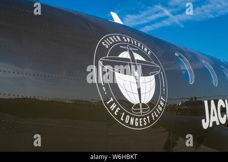 Chichester, UK. 1er août 2019. Spitfire Silver Support Aircraft (PC-12 à GOODWOOD AÉRODROME CHICHESTER vous attend pour couple -jusqu'à dimanche avec l'argent Spitfire Mk 1X, maintenant en Duxford, d'accompagner, avec une escorte de deux typhons de la RAF et de la tête de l'Ecosse lundi prochain, pour commencer ses tournées dans le monde plus de 30 pays et couvrant 27 000 kilomètres . GaryBlake Crédit/Alamy Live News Banque D'Images