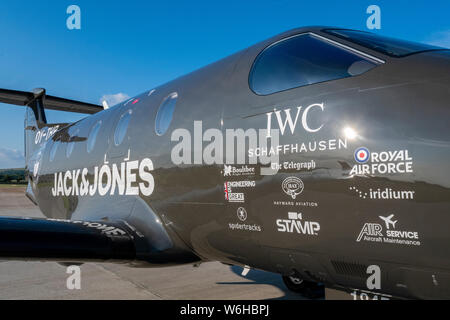 Chichester, UK. 1er août 2019. Spitfire Silver Support Aircraft (PC-12 à GOODWOOD AÉRODROME CHICHESTER vous attend pour couple -jusqu'à dimanche avec l'argent Spitfire Mk 1X, maintenant en Duxford, d'accompagner, avec une escorte de deux typhons de la RAF et de la tête de l'Ecosse lundi prochain, pour commencer ses tournées dans le monde plus de 30 pays et couvrant 27 000 kilomètres . GaryBlake Crédit/Alamy Live News Banque D'Images