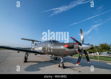 Chichester, UK. 1er août 2019. Spitfire Silver Support Aircraft (PC-12 ) à GOODWOOD AÉRODROME CHICHESTER vous attend pour couple -jusqu'à dimanche avec l'argent Spitfire Mk 1X, maintenant en Duxford, d'accompagner, avec une escorte de deux typhons de la RAF et de la tête de l'Ecosse lundi prochain, pour commencer ses tournées dans le monde plus de 30 pays et couvrant 27 000 kilomètres . GaryBlake Crédit/Alamy Live News Banque D'Images