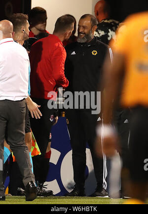 Croisés manager Stephen Baxter (à gauche) et Wolverhampton Wanderers manager Nuno Espirito Santo (à droite) après le coup de sifflet final au cours de l'UEFA Europa League deuxième tour de qualification deuxième jambe à la mer, de Belfast. Banque D'Images