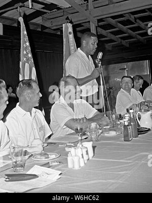 Gunfighter pilotes du 480e et 390e Escadrons de la Base Aérienne de Danang, Vietnam assister à une conférence sur les tactiques à Ubon Air Base, Thaïlande ; Portée et contenu : Gunfighter pilotes du 480e et 390e Escadrons de la Base Aérienne de Danang, Vietnam assister à une conférence sur les tactiques à Ubon Air Base, la Thaïlande. Au cours de la salle de conférence pour les membres le Colonel Daniel Chappie James, vice-commandant de la 8ème Escadre de chasse tactique accueille les visiteurs. De gauche à droite sont : Le Colonel Robert White, adjoint aux opérations pour la 355e Escadre de chasse tactique à la base aérienne de Takhli Banque D'Images