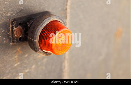 Une lampe orange qui peut pivoter pendant la construction Banque D'Images