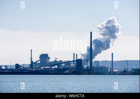 HAMILTON, ONTARIO, CANADA - LE 23 SEPTEMBRE 2018 : un grand panache de vapeur de l'ouest à la dérive est libéré à l'usine sidérurgique sur les rives du port de Hamilton. Banque D'Images