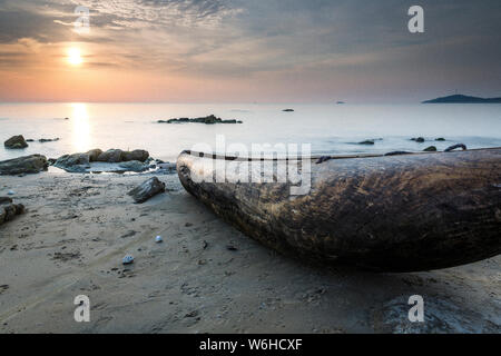 Les pêcheurs pirogue canoe à la plage, le lever du soleil sur le lac Malawi, Sud-Est-Afrique Banque D'Images